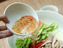 Cách pha nước giấm trộn gỏi ăn một lần là ghiền Cách pha nước giấm trộn gỏi ăn một lần là ghiền