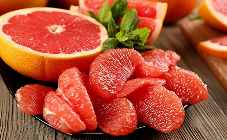 Bổ sung vitamin C từ trái cây mọng nước, có múi